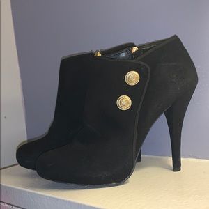 Guess black pump size 8